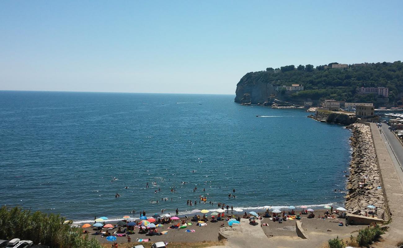 Photo de Via Nisida Beach avec sable blanc & rochers de surface