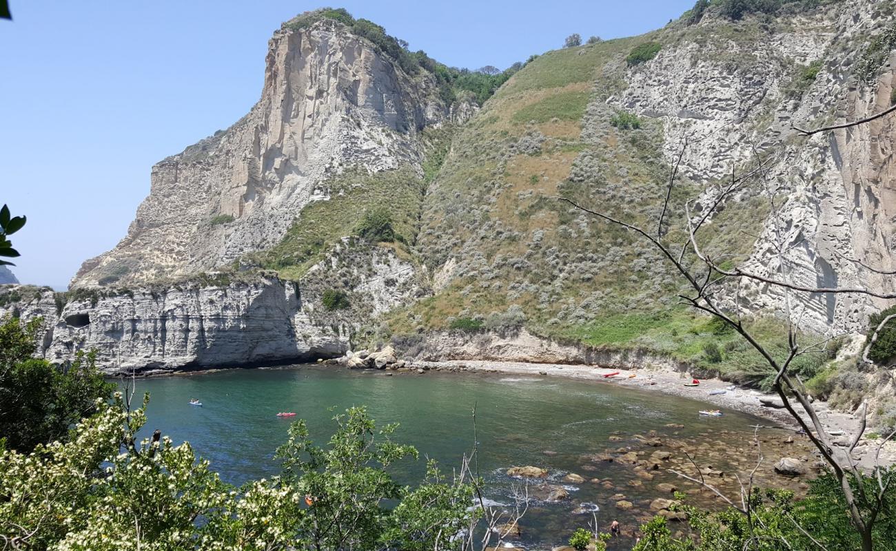 Photo de Baia Trentaremi avec galets gris de surface