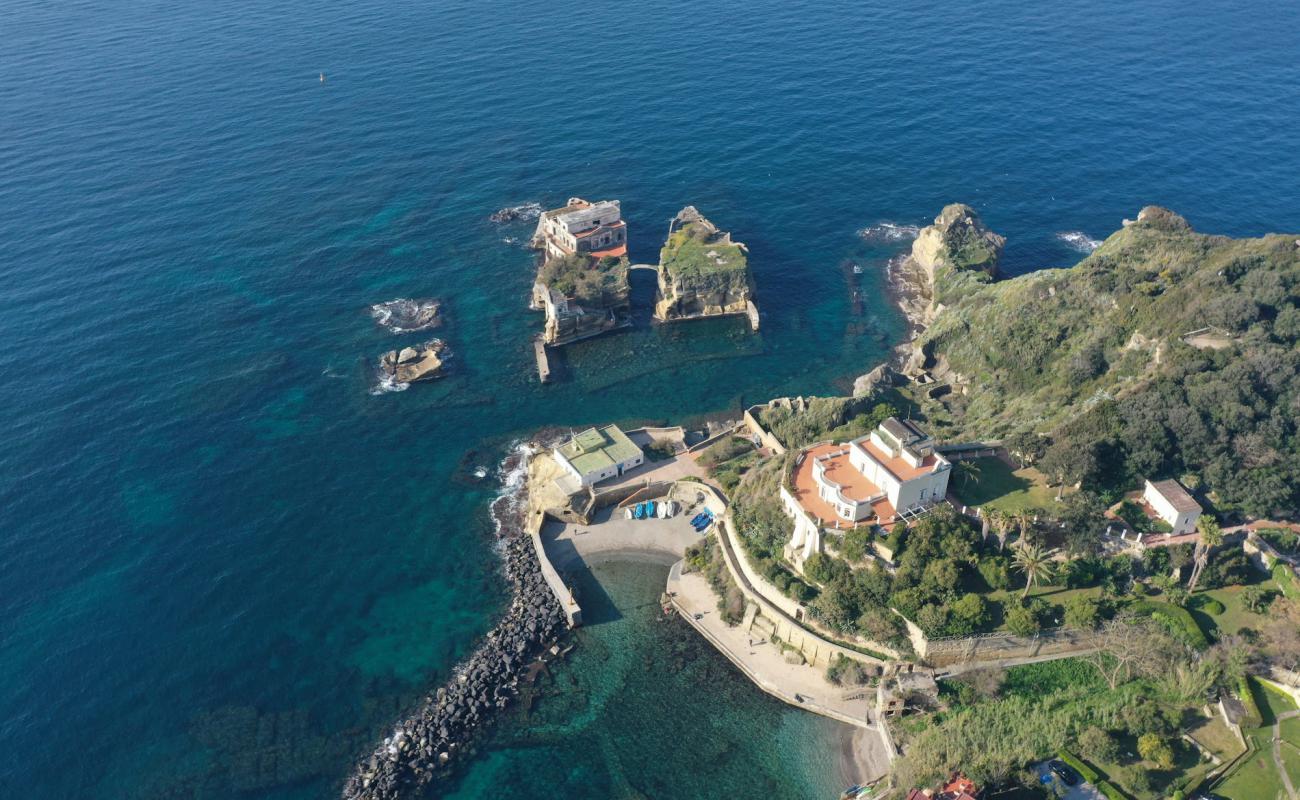 Photo de Spiaggia della Gaiola avec béton de surface