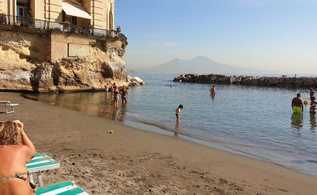 Photo de Spiaggia delle Monache avec sable noir de surface
