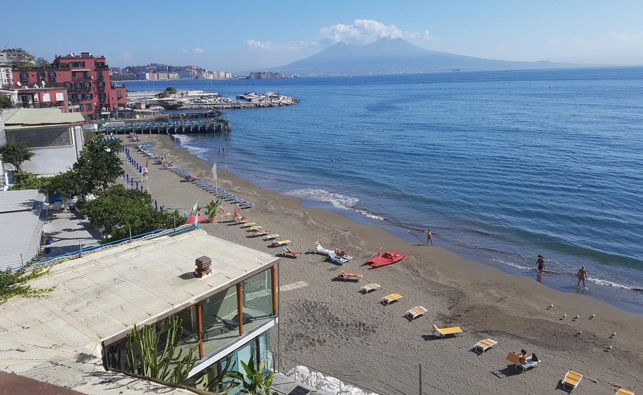 Photo de Spiaggia di via Posillipo II avec sable brun de surface