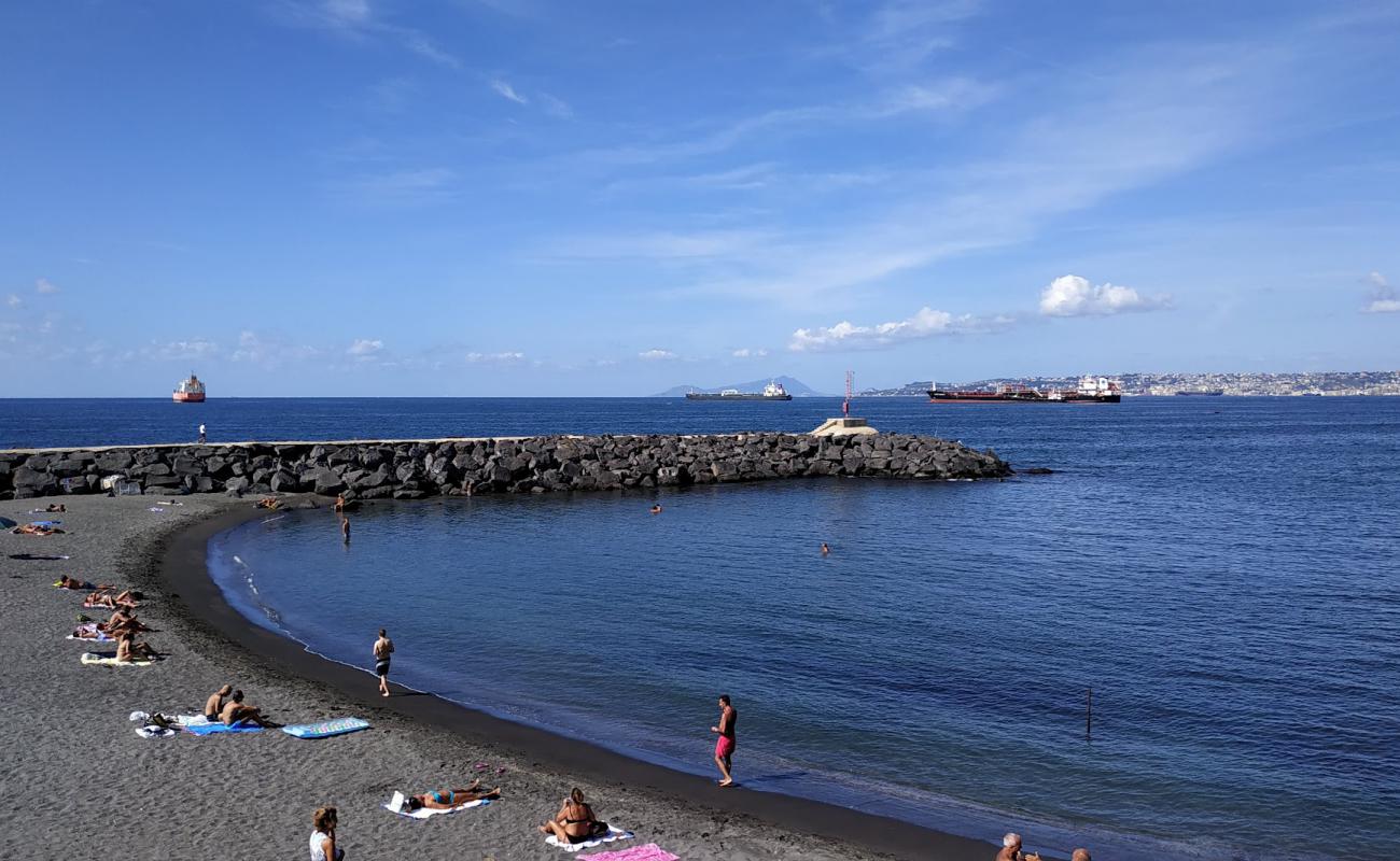 Photo de Spiaggia del Granatello avec sable gris de surface