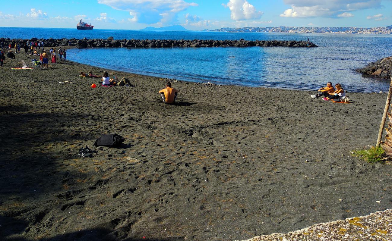 Photo de Spiaggia Delle Mortelle avec sable gris de surface