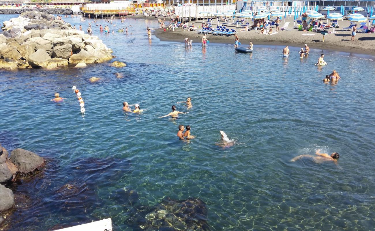 Photo de Spiaggia di via Calastro avec sable gris de surface