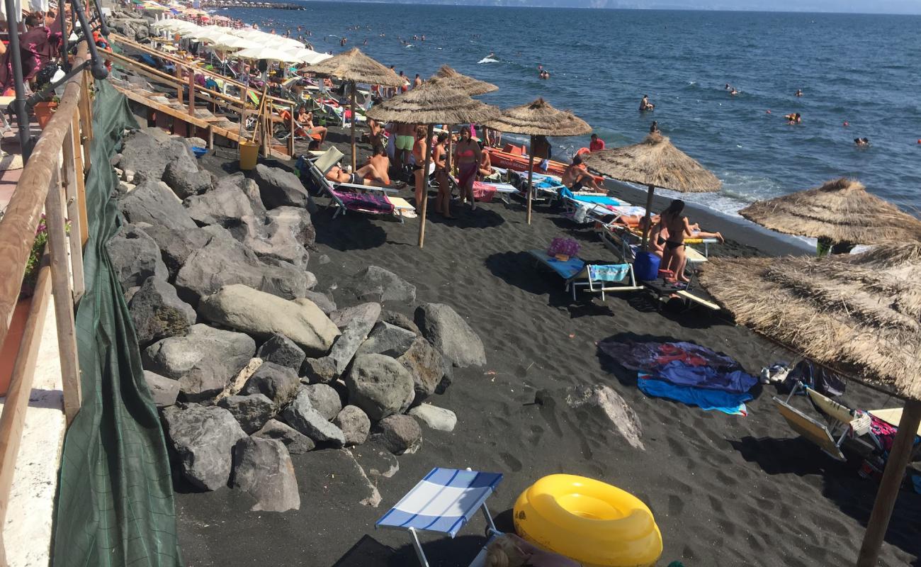 Photo de Spiaggia di via Litoranea avec sable gris de surface