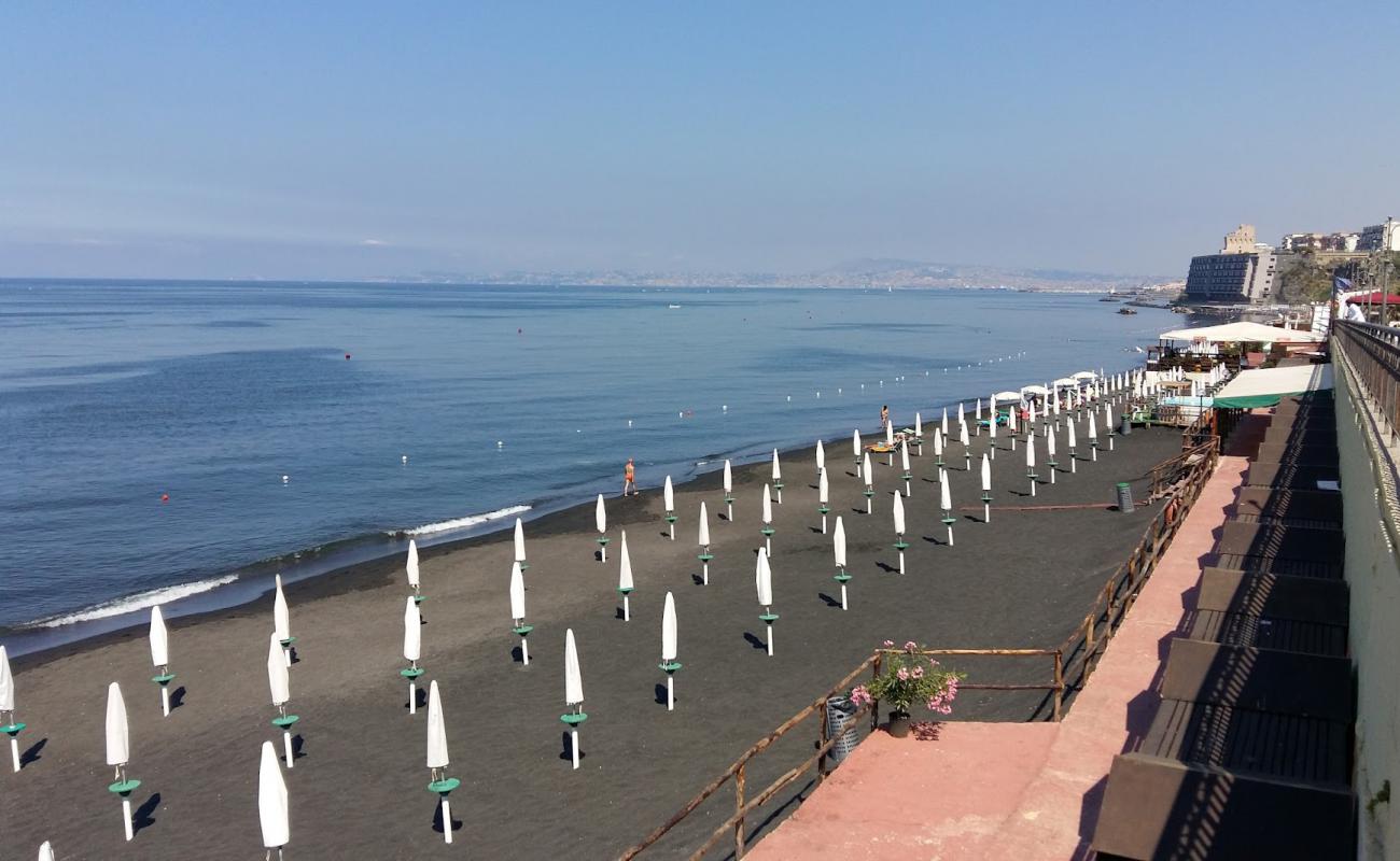 Photo de Spiaggia di via Litoranea II avec sable gris de surface