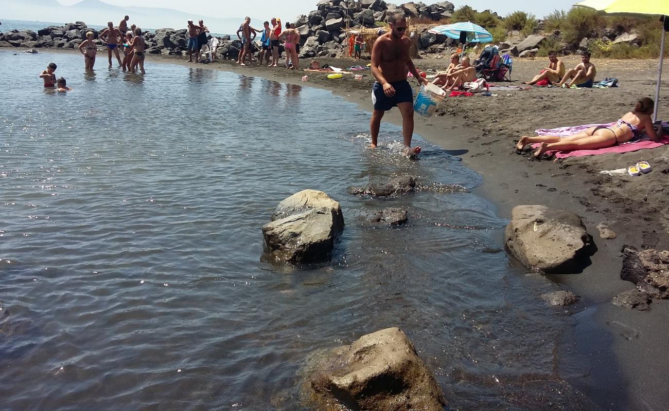 Photo de Oncino beach avec sable gris de surface