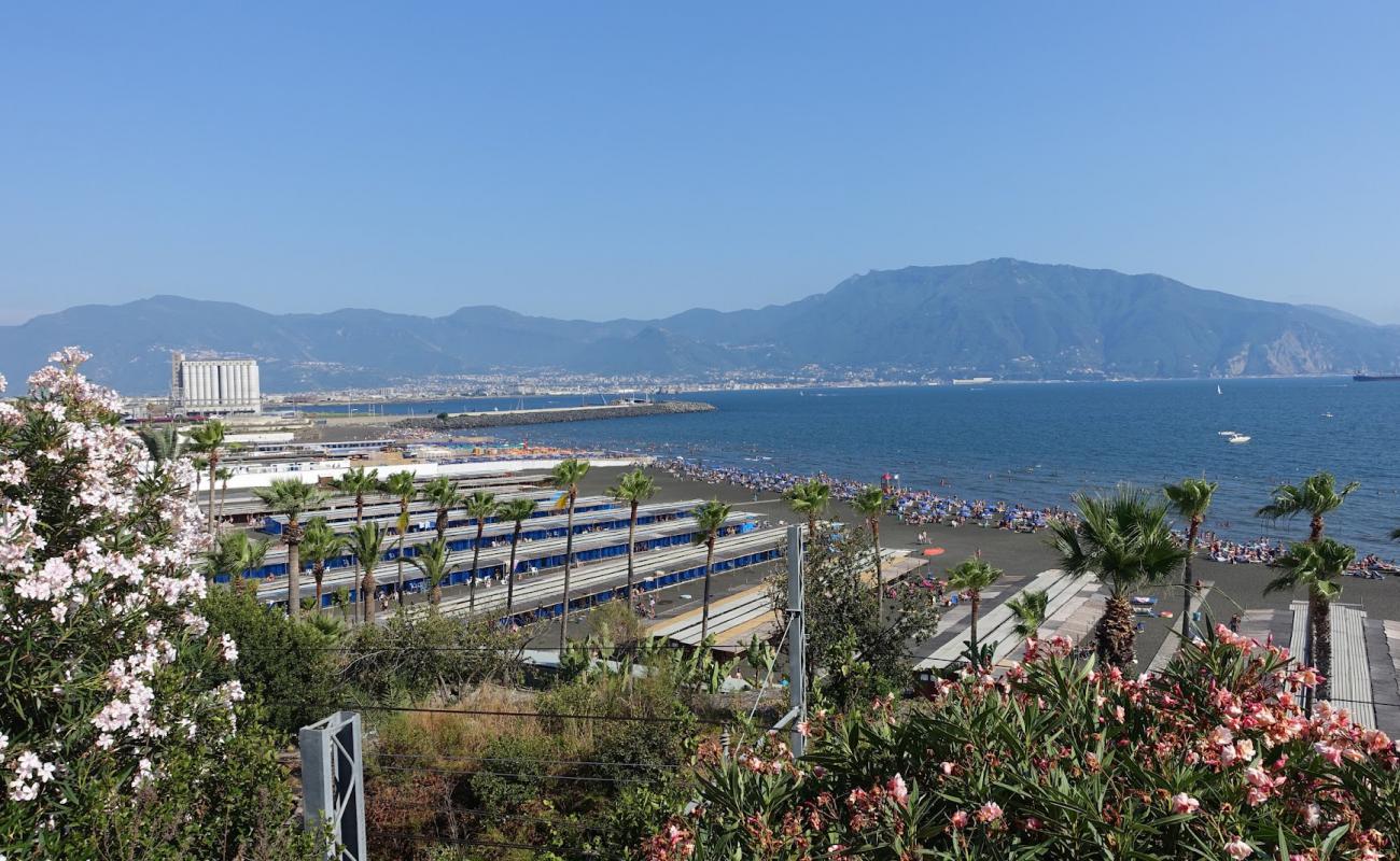 Photo de Torre Annunziata beach avec sable gris de surface