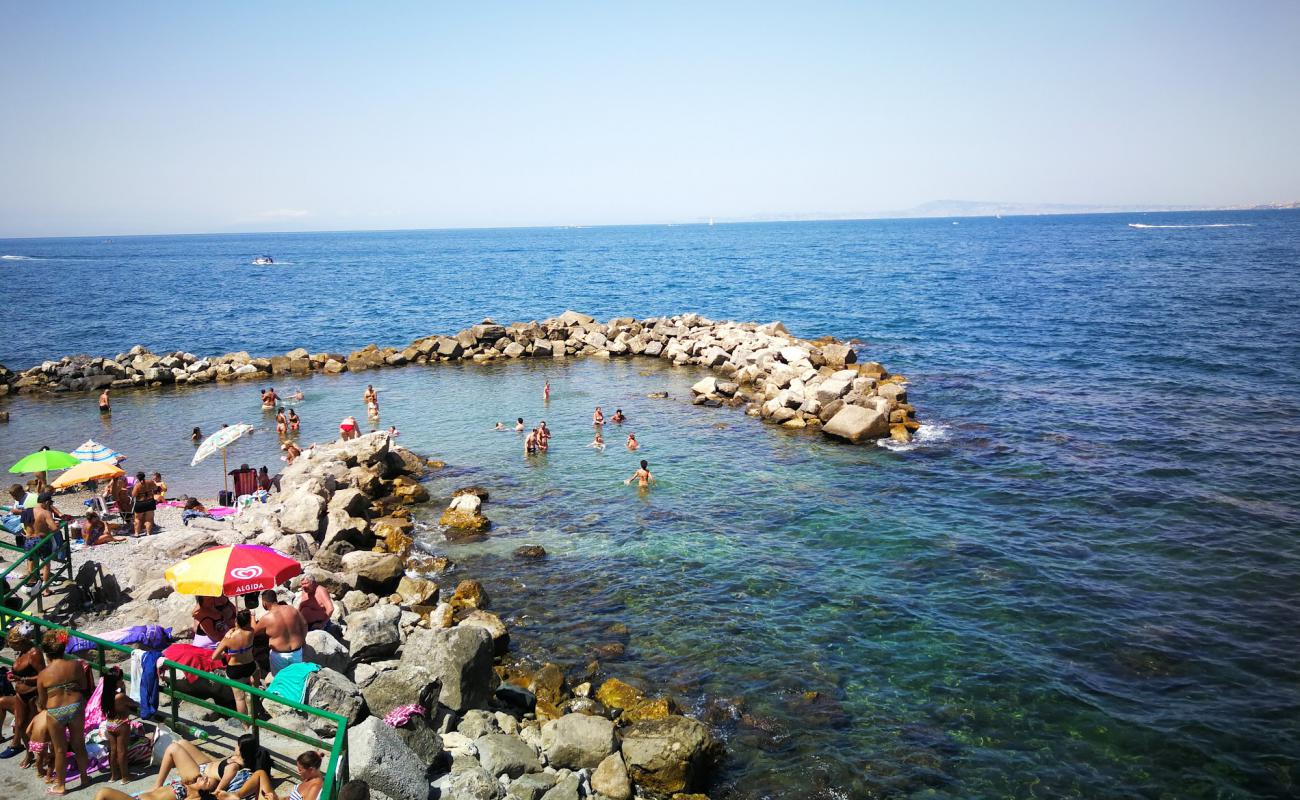 Photo de La Palombara beach avec caillou gris de surface