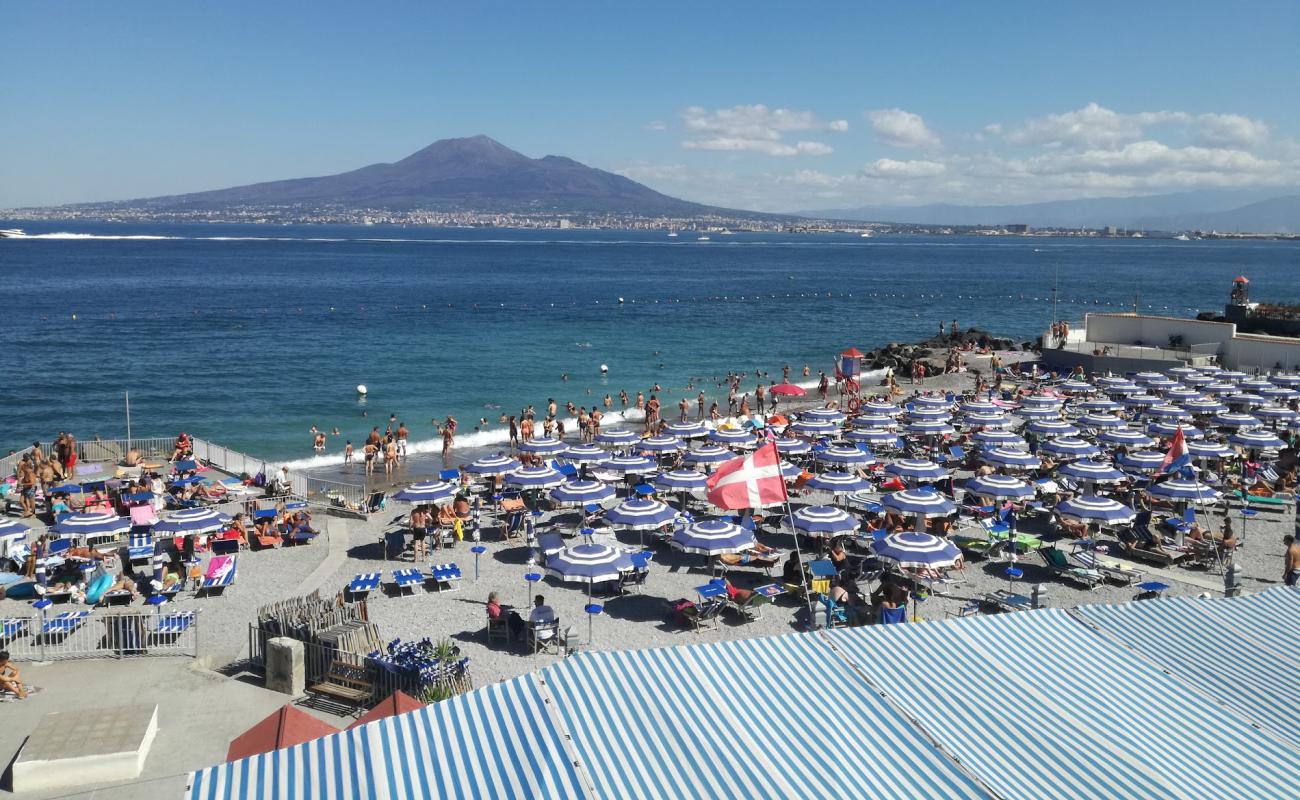 Photo de Pozzano beach avec caillou fin gris de surface