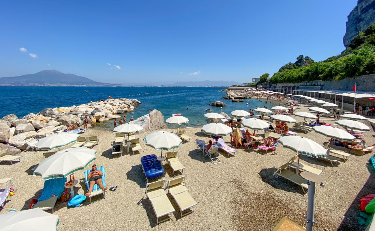 Photo de Stone beach avec petits galets gris de surface