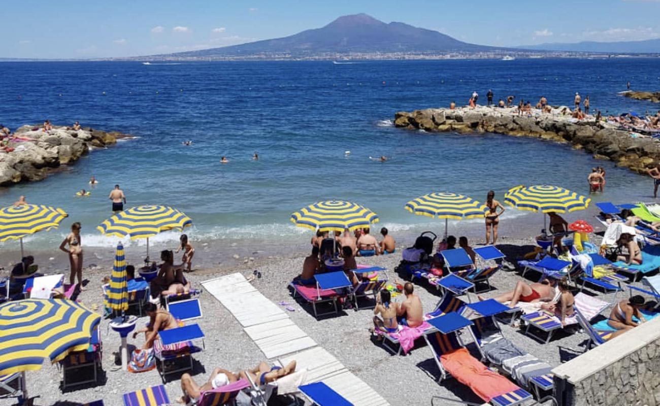 Photo de Simone Catello beach avec caillou fin gris de surface