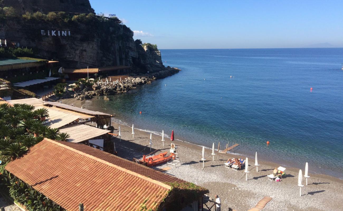 Photo de Spiaggia Il Bikini avec sable noir & galets de surface