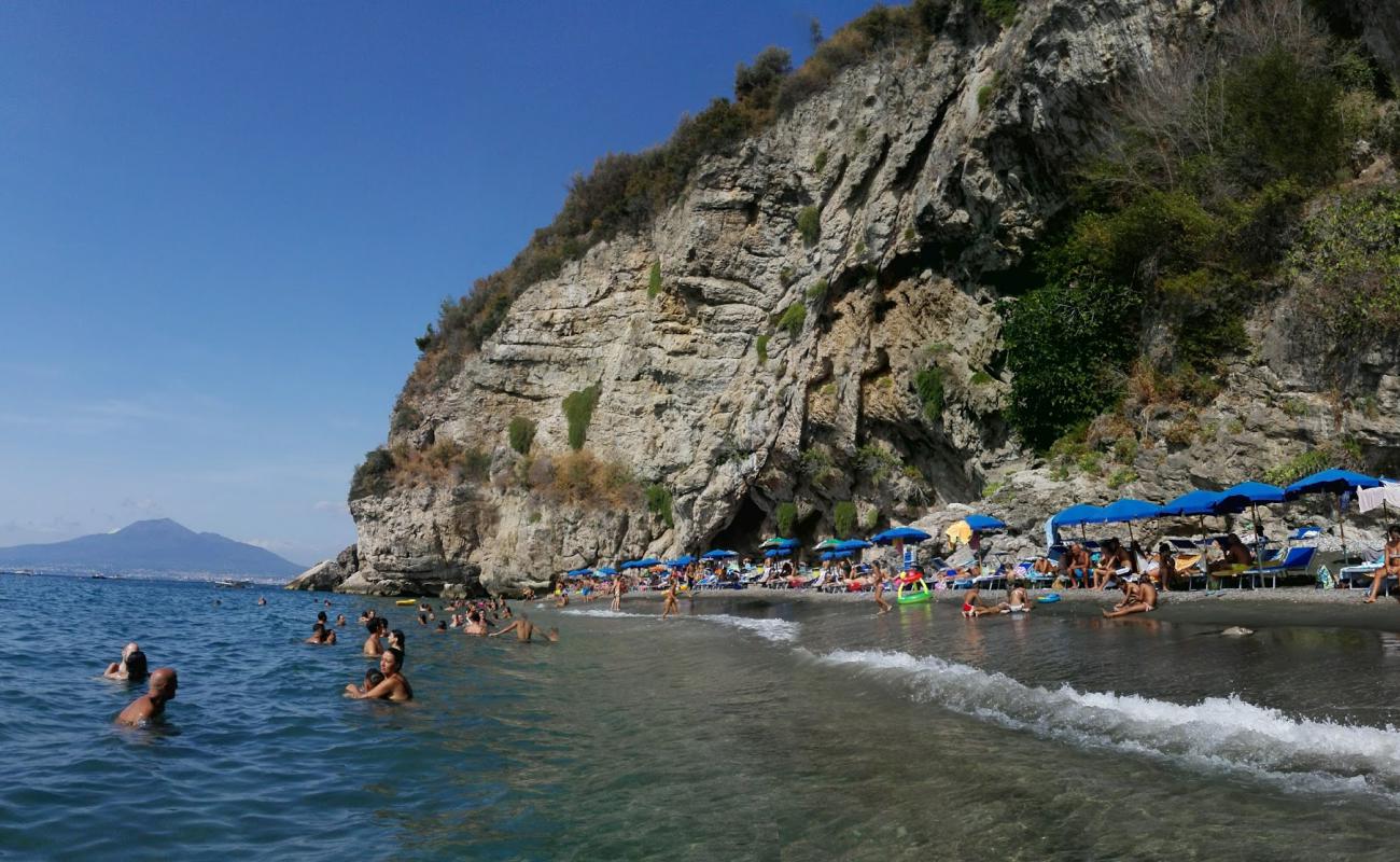 Photo de La Tartaruga beach avec petits galets gris de surface