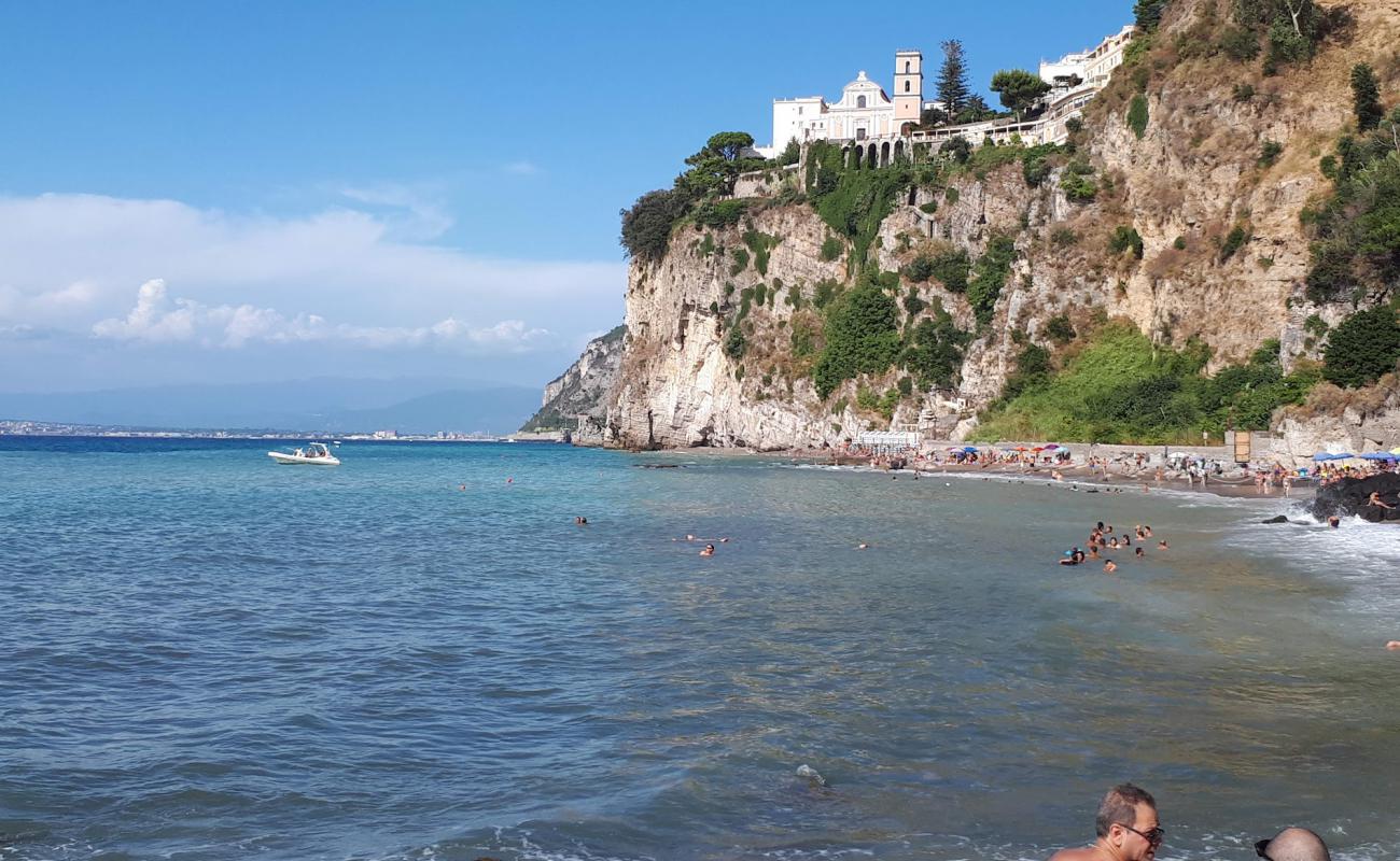 Photo de Vico Equense beach II avec sable gris avec caillou de surface