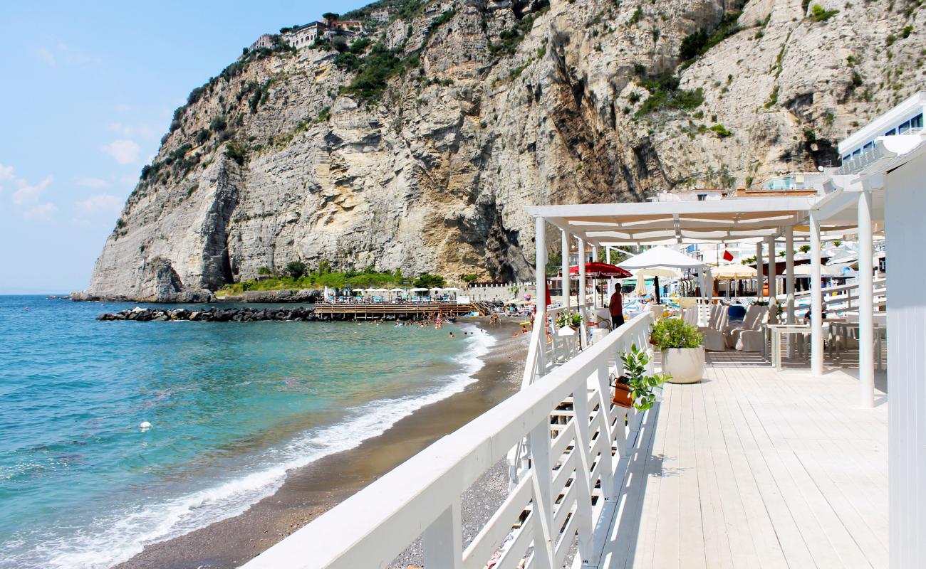 Photo de Spiaggia di Meta II avec galets gris de surface