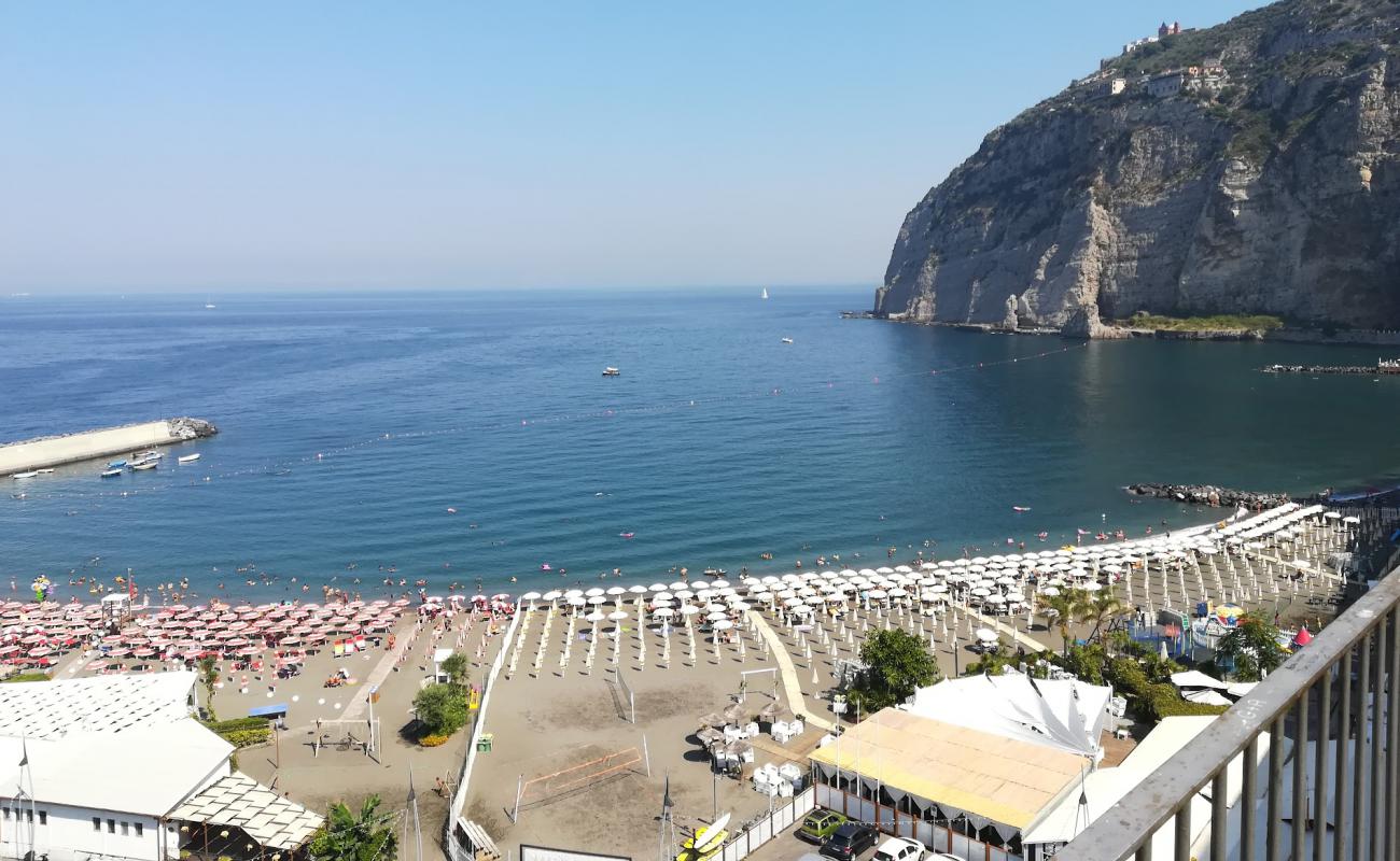 Photo de Spiaggia di Meta avec sable brun de surface