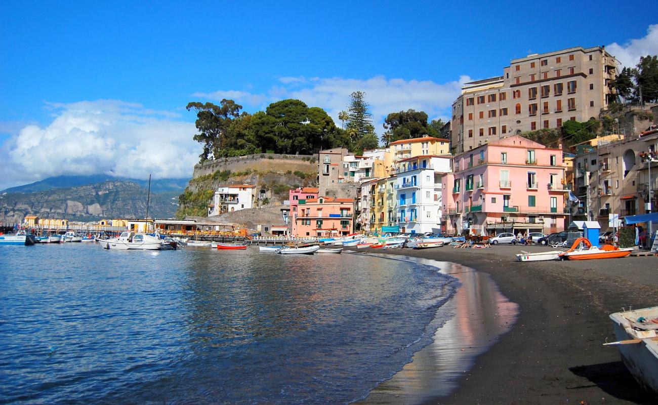 Photo de Spiaggia di Sorrento avec sable gris avec caillou de surface