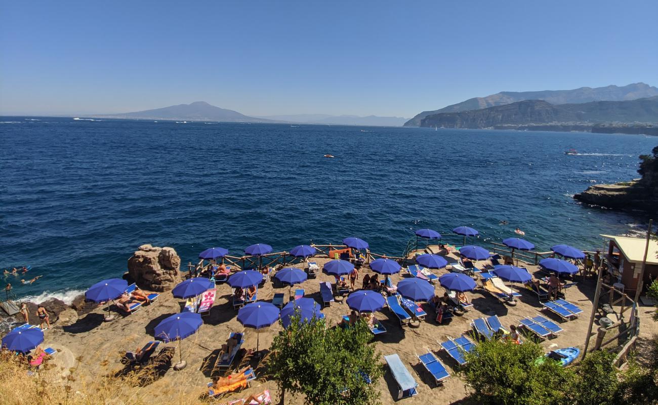 Photo de Lido delle Sirene - Village Camping Santa Fortunata avec sable gris & galets de surface
