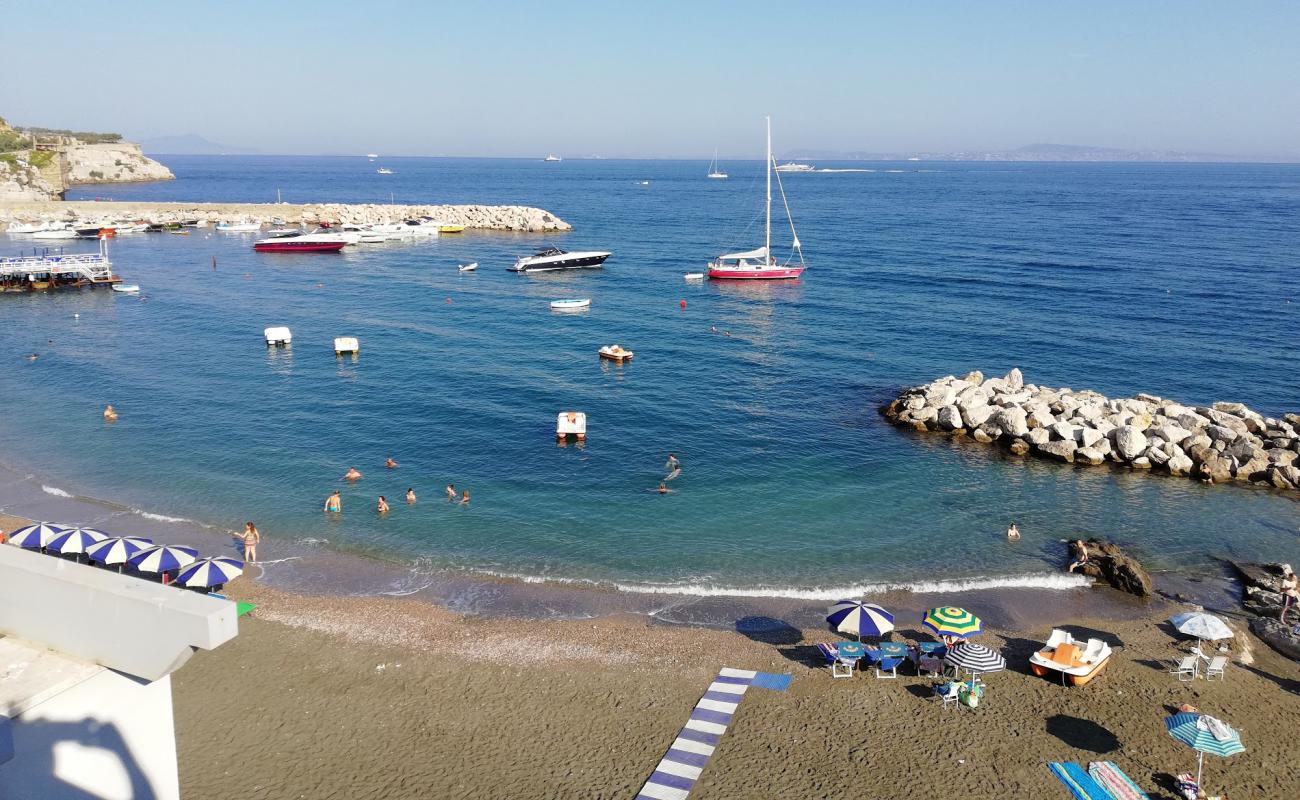 Photo de Spiaggia di Puolo avec sable gris & galets de surface
