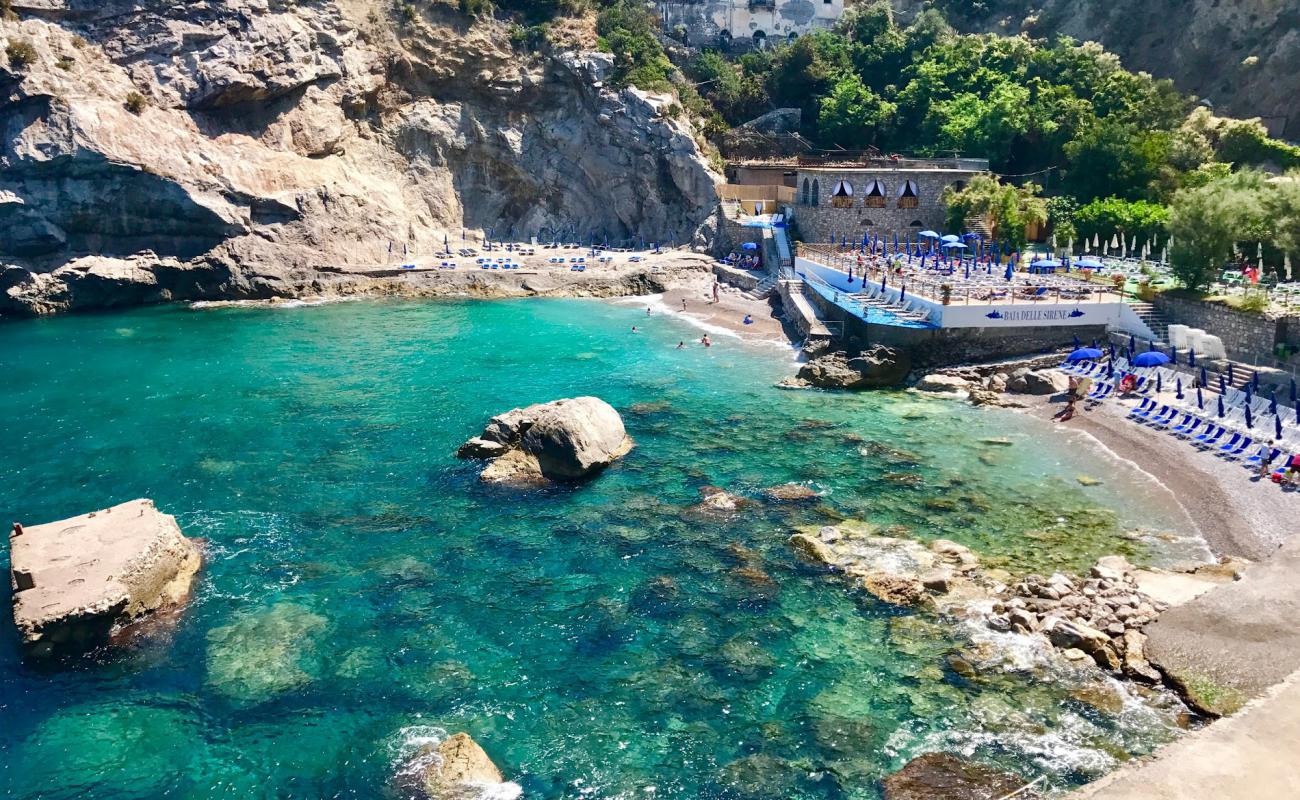 Photo de Baia delle Sirene avec caillou fin gris de surface