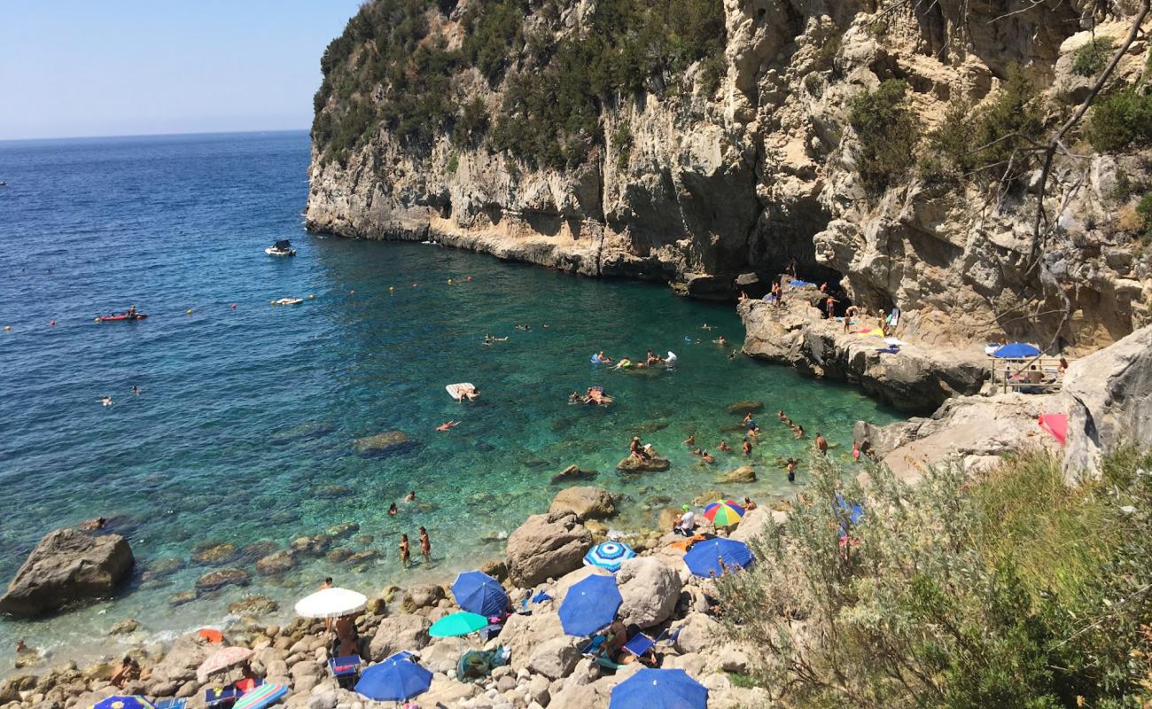Photo de Cala di Mitigliano Beach avec terrain rocheux de surface