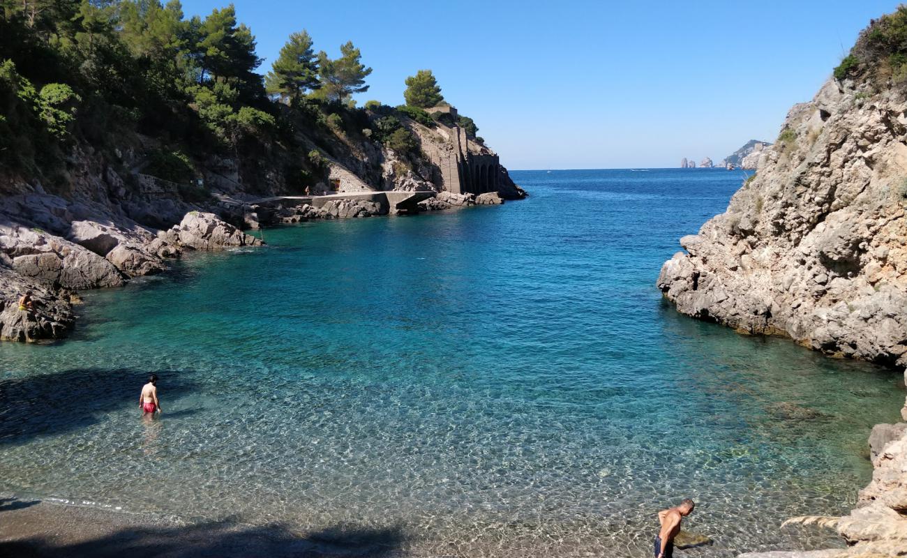 Photo de Baia di Leranto avec petits galets gris de surface