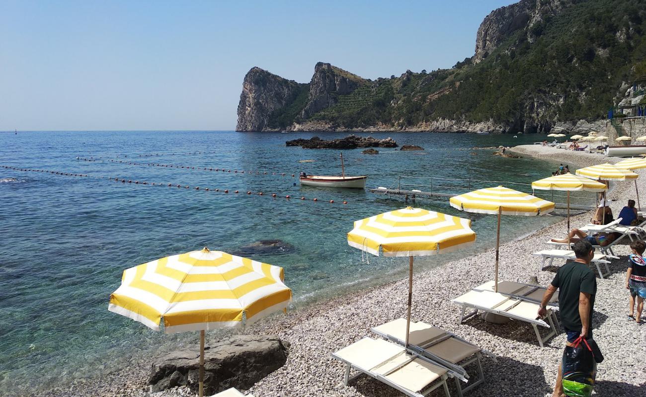 Photo de Spiaggia la Perla avec galets beige de surface