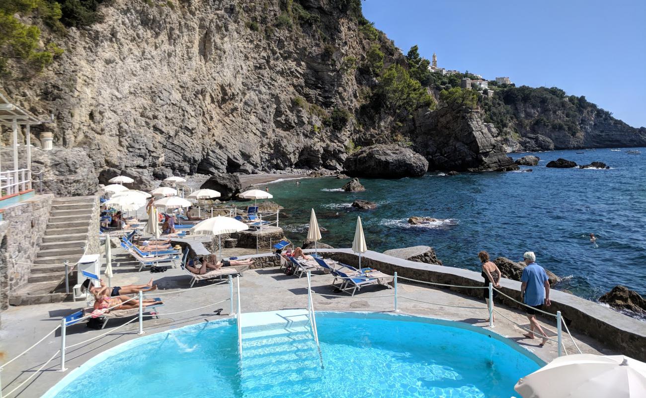 Photo de Wild beach avec petits galets gris de surface