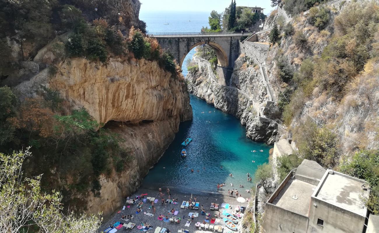 Photo de Spiaggia di Furore avec caillou fin gris de surface