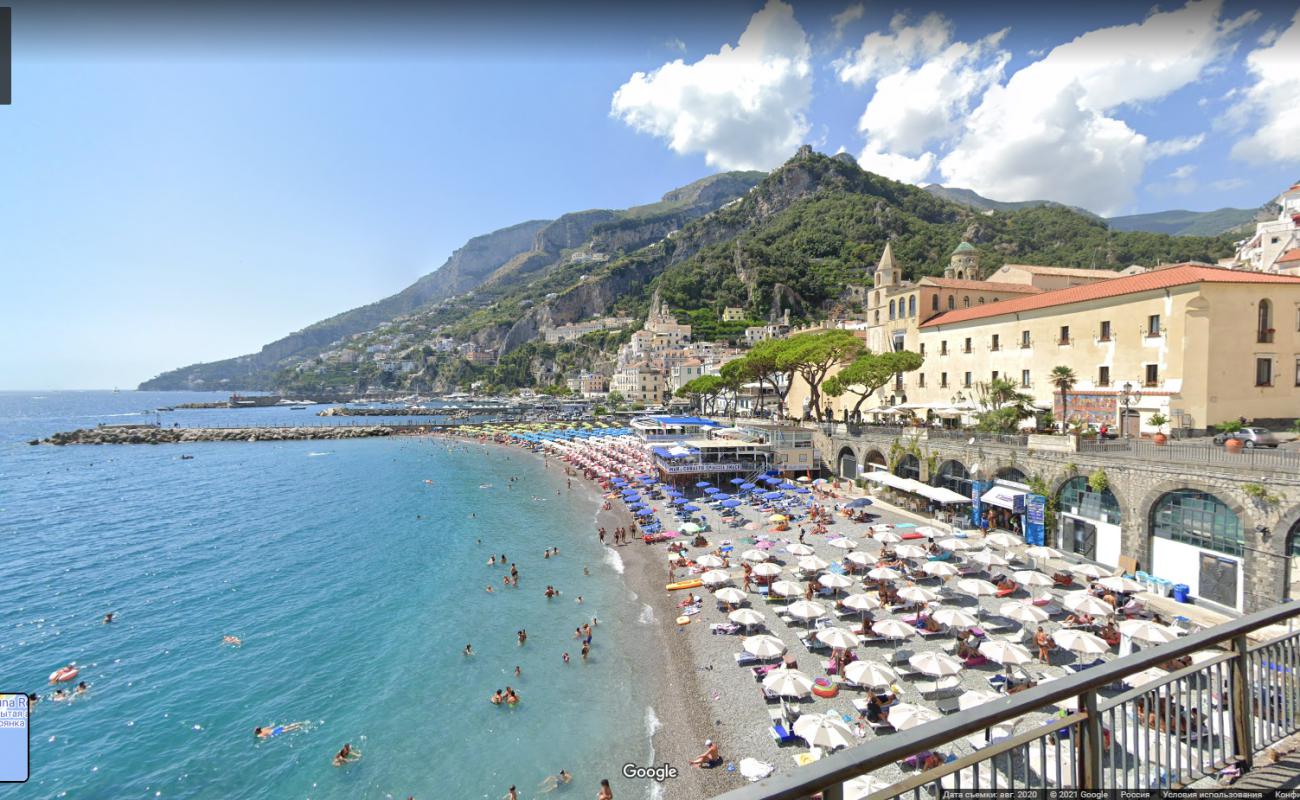 Photo de Amalfi beach protégé par des falaises