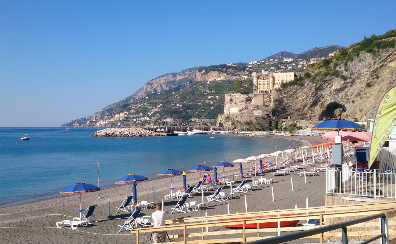 Photo de Maiori Plage avec sable gris de surface