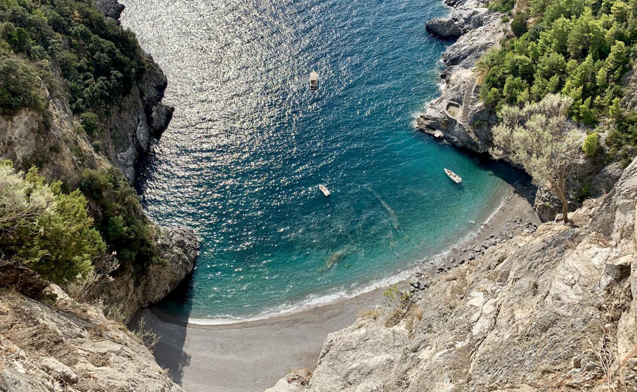 Photo de Spiaggia Cavallo Morto avec caillou fin gris de surface