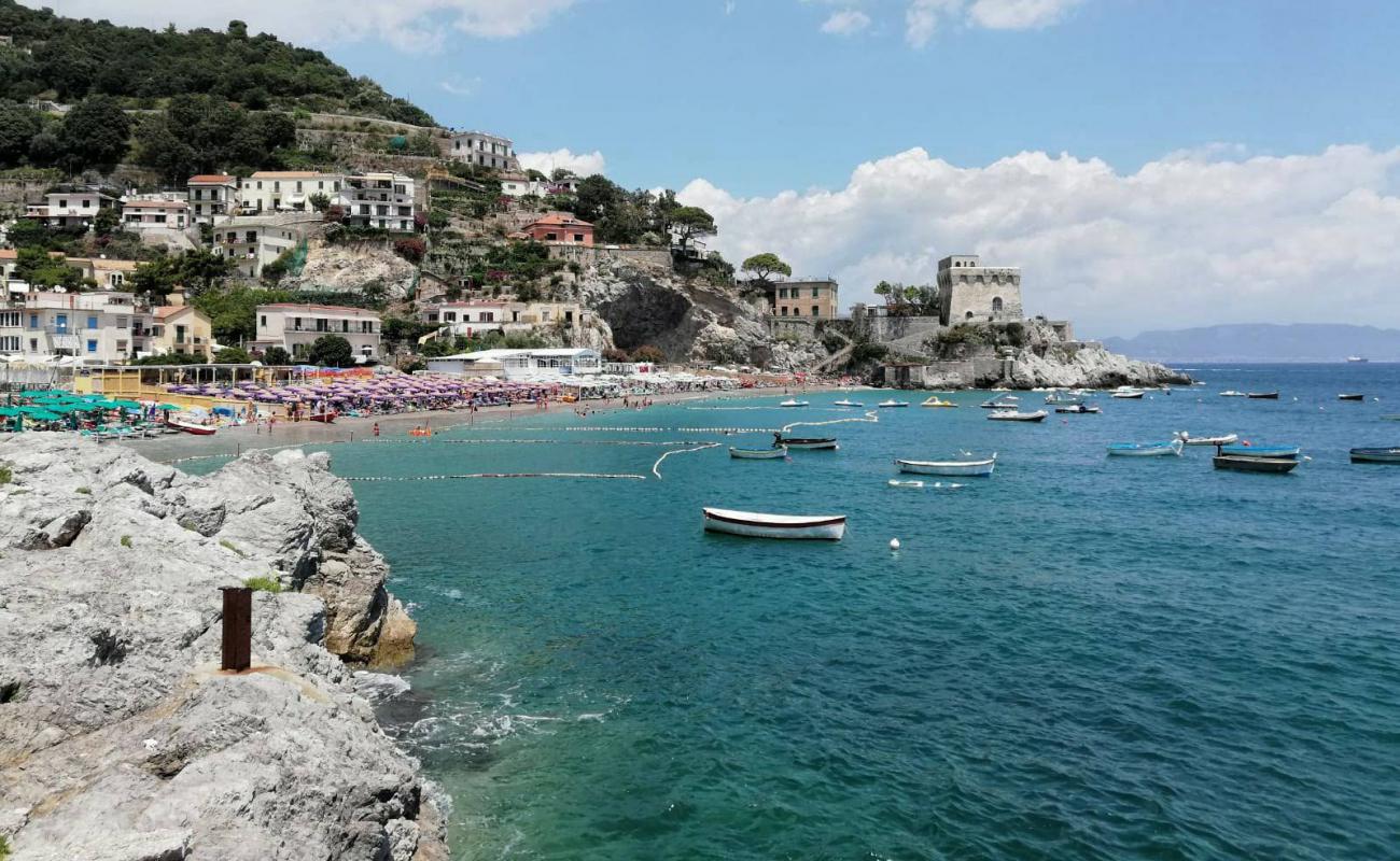 Photo de Plage d'Erchie avec sable gris & galets de surface