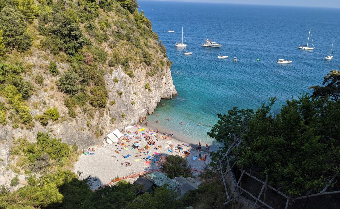 Photo de Spiaggia di Sovrano avec caillou fin gris de surface