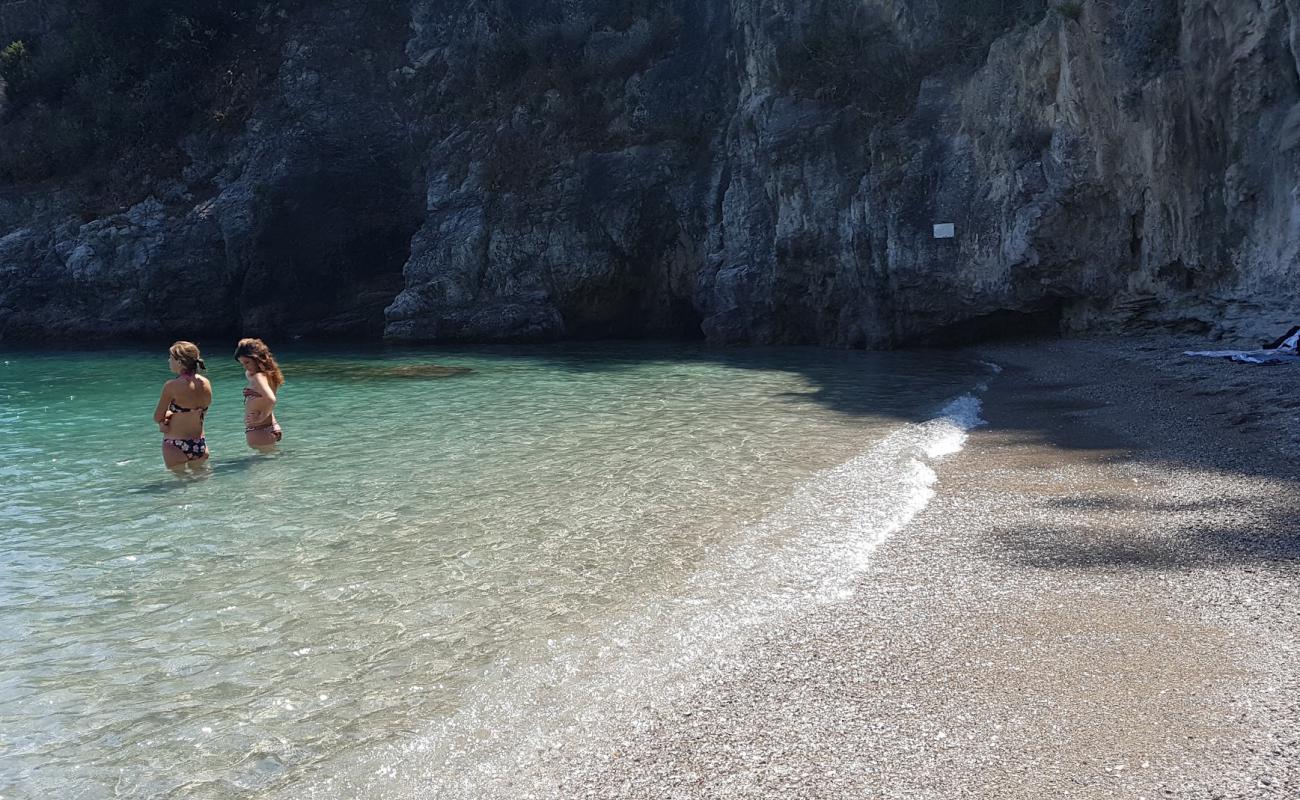 Photo de Spiaggia dei Limoni avec caillou fin gris de surface