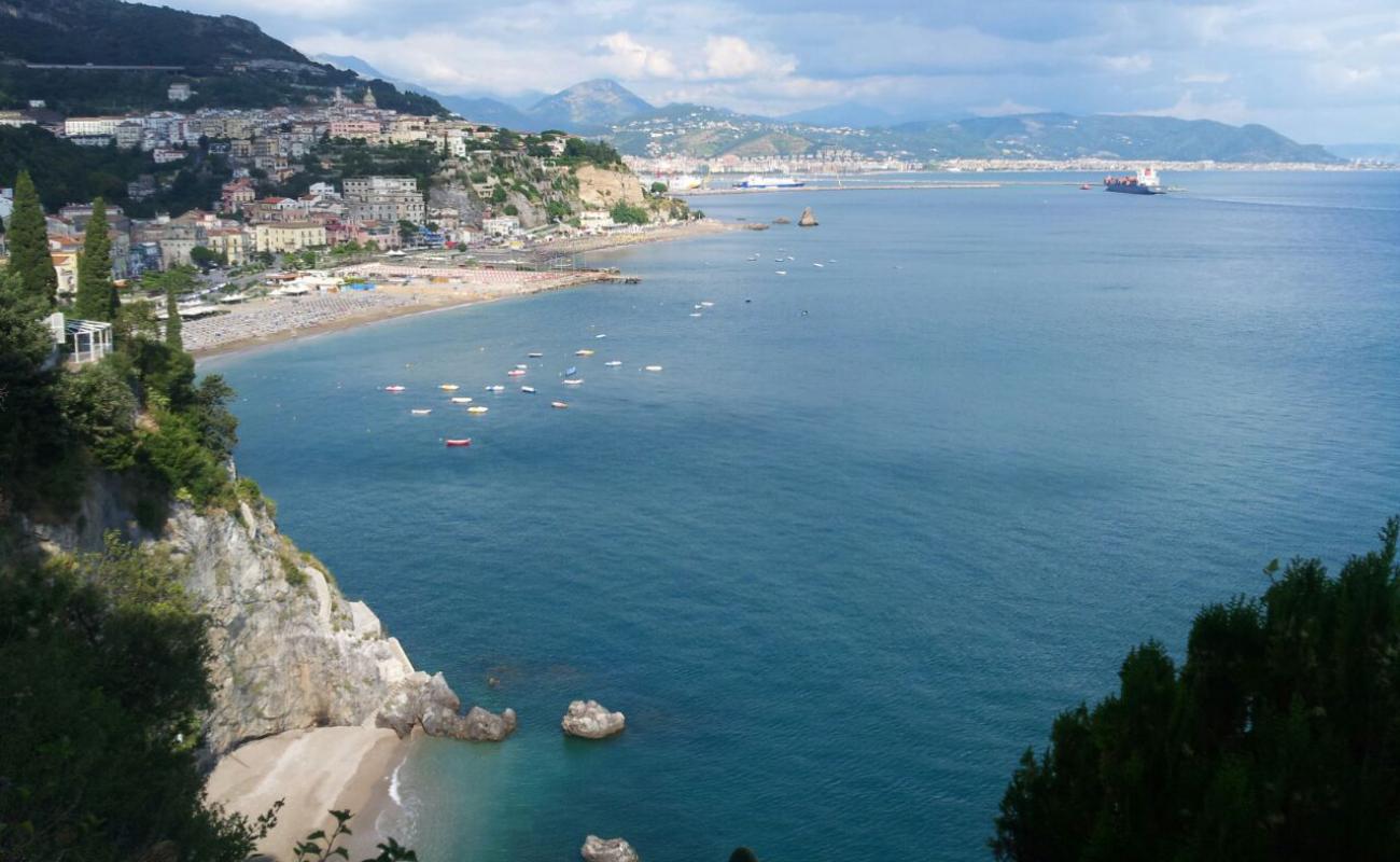 Photo de Spiaggia Torre d'Albori avec petits galets bruns de surface