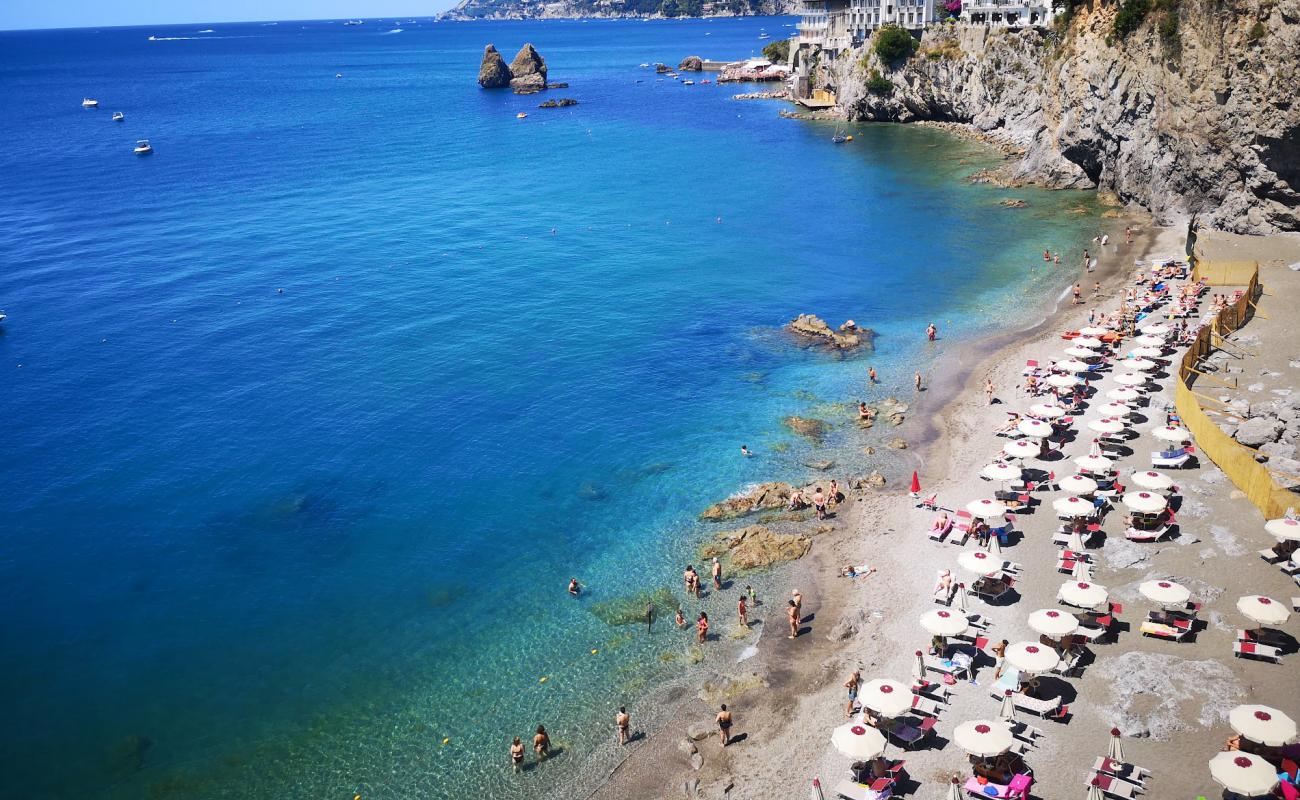 Photo de Crestarella beach avec petits galets bruns de surface