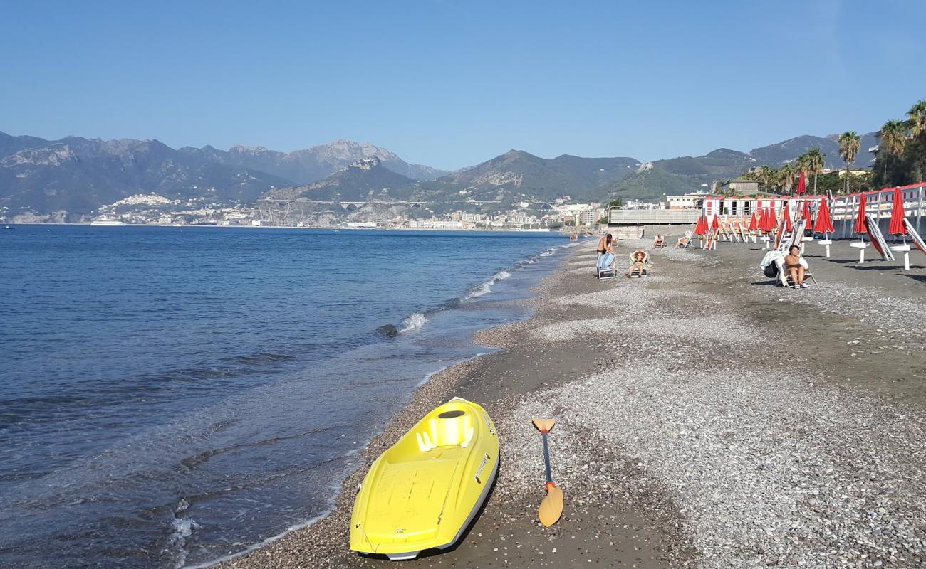 Photo de Salerno beach II avec sable gris avec caillou de surface