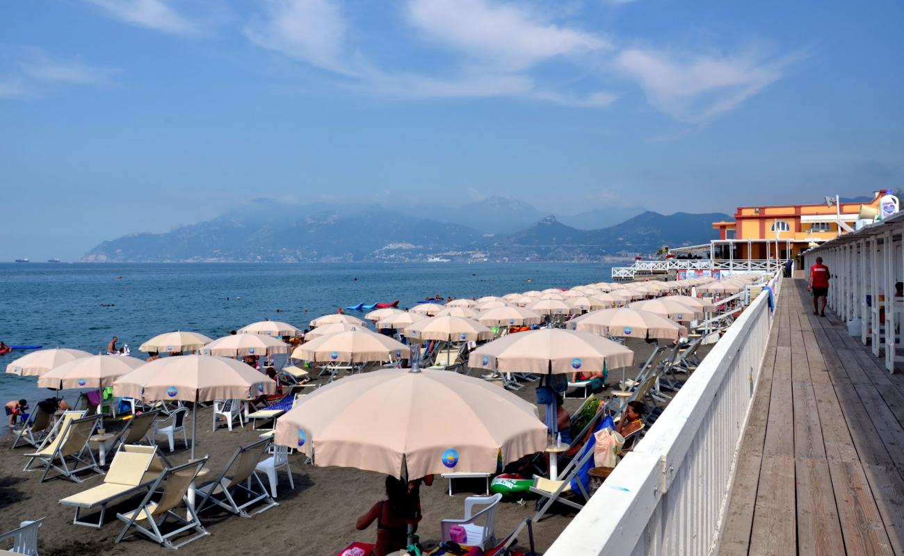 Photo de Spiaggia di Salerno
 avec sable beige de surface