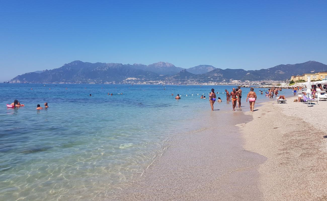 Photo de Plage de Salerne avec sable lumineux de surface