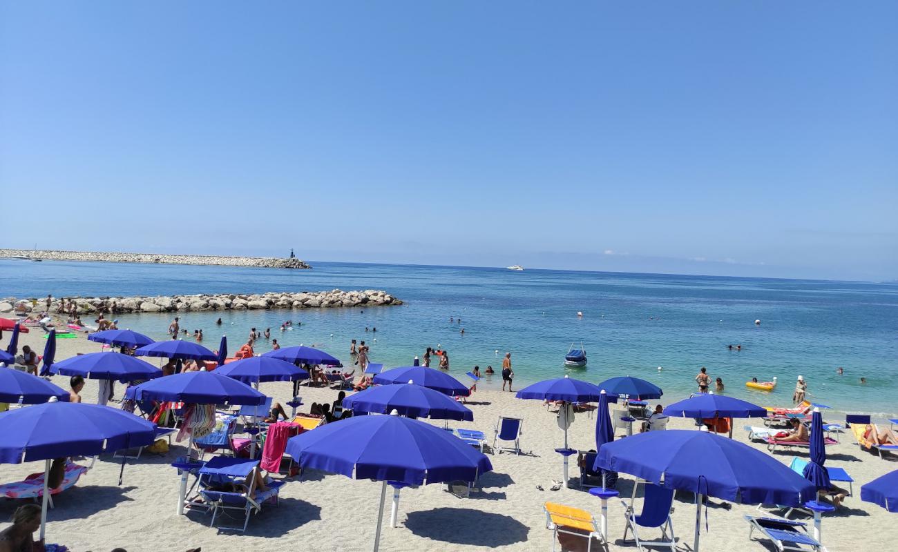 Photo de Arechi beach avec sable brun de surface