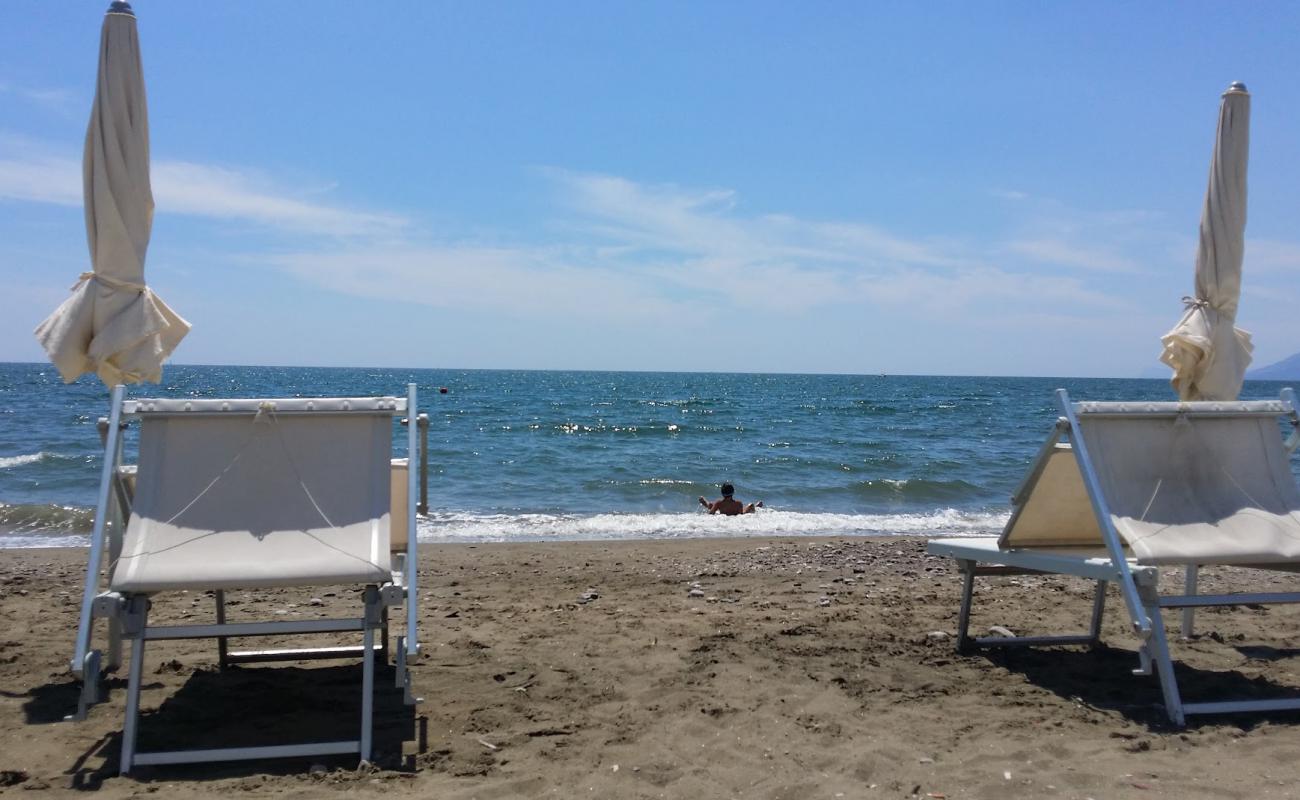 Photo de Arechi beach II avec sable gris avec caillou de surface