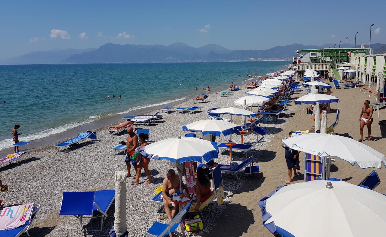 Photo de Magazzeno beach avec sable gris avec caillou de surface