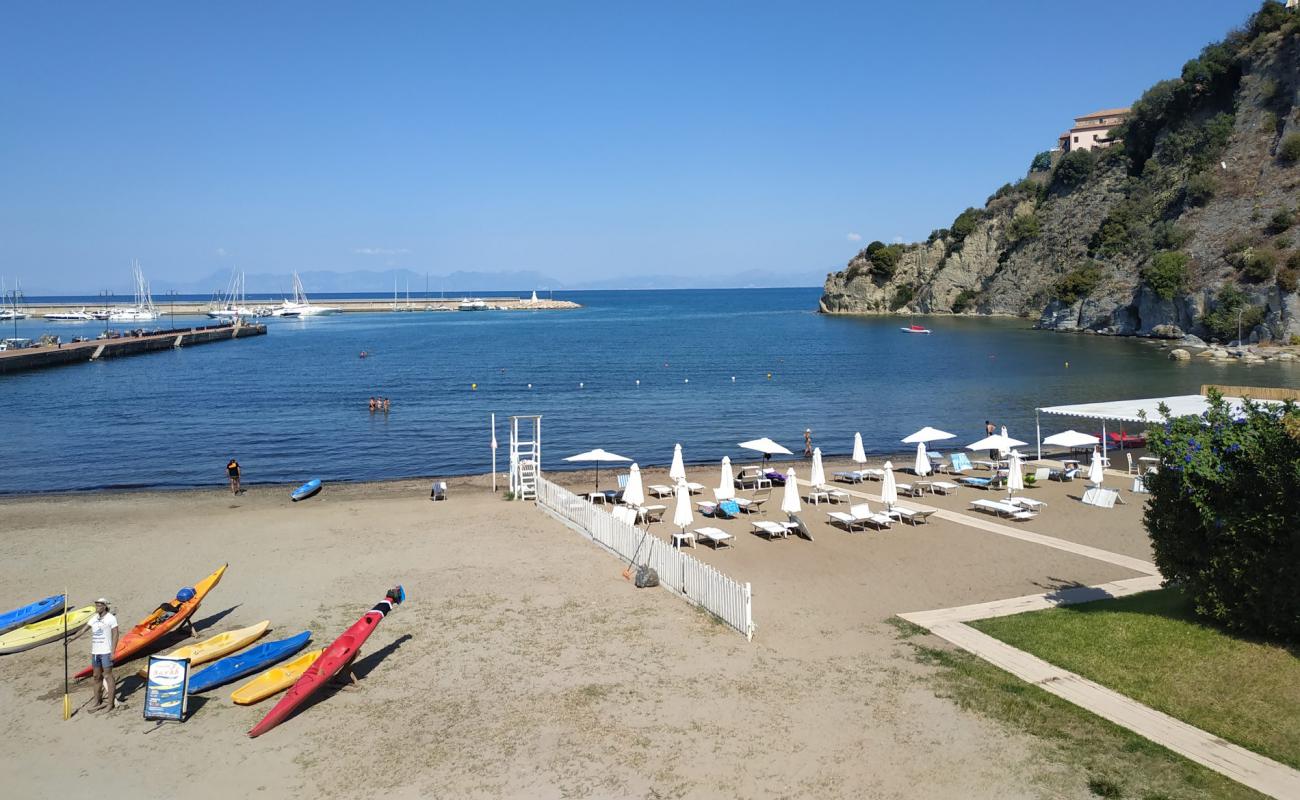 Photo de Agropoli Port beach avec sable brun de surface