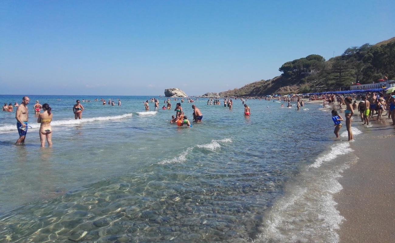 Photo de Spiaggia di Trentova avec sable gris avec roches de surface