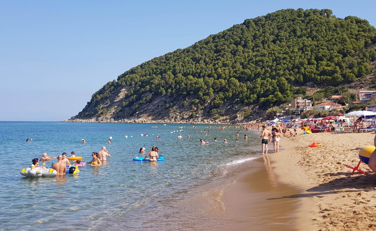 Photo de Spiaggia dei Trezeni
 avec sable beige de surface