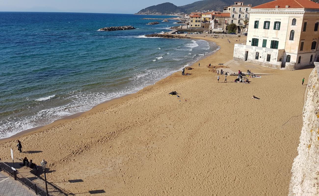 Photo de Marina Piccola beach avec sable fin brun de surface