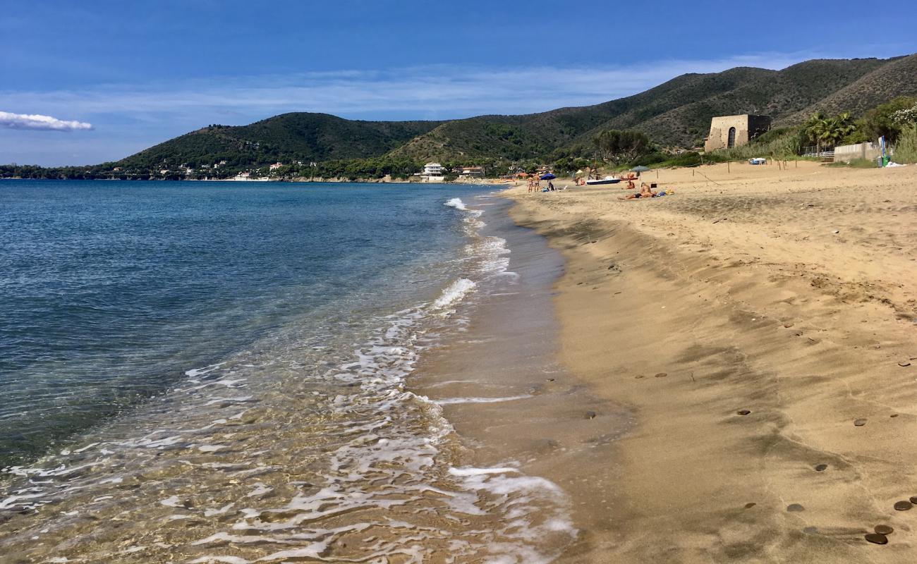 Photo de Spiaggia di Baia Arena avec sable brun de surface
