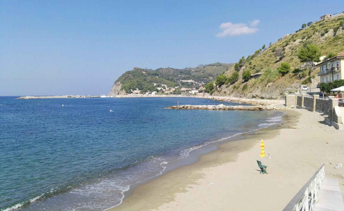 Photo de Marigliano beach avec sable beige & galets de surface